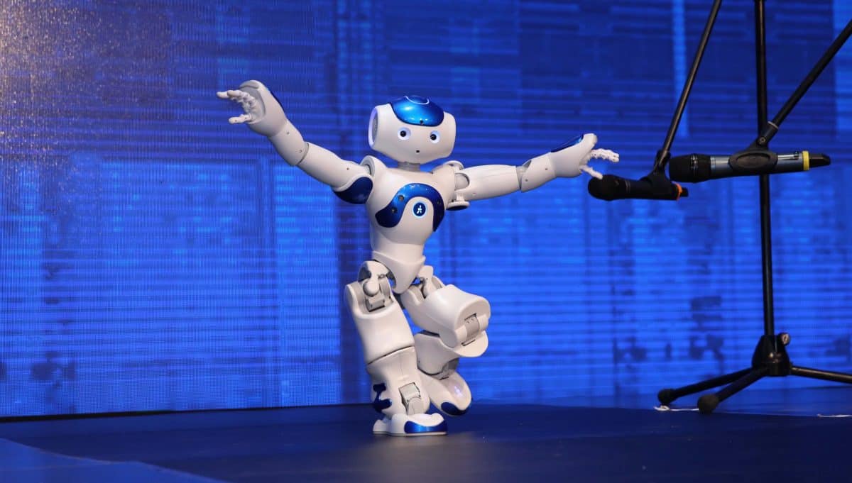 Танец роботов на играх будущего. Роботы для развлечения. Танцующие роботы. Робот танцует.