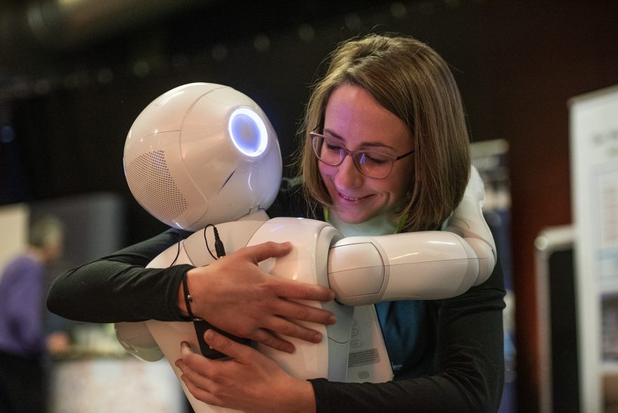 Roboter Pepper umarmt Frau